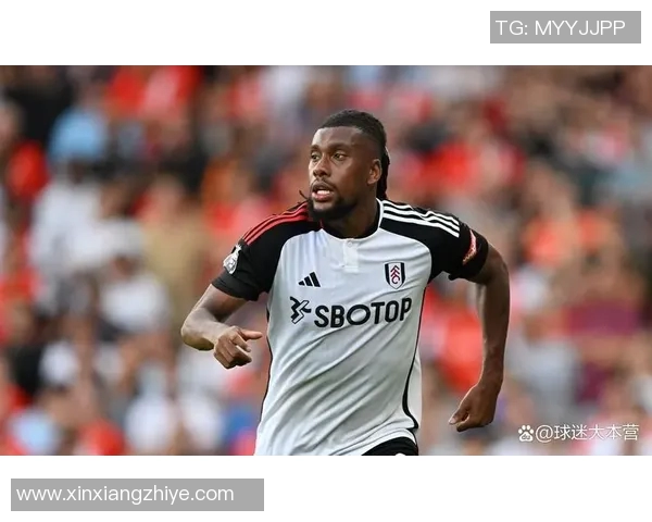 足球明星在绿茵场上的多重角色与背后的故事探讨 足球明星在绿茵场上的多重角色与背后的故事探讨